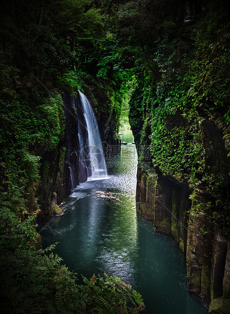 高原峡谷公园瀑布天蓝色绿色森林山脉蓝色岩石溪流鸿沟图片