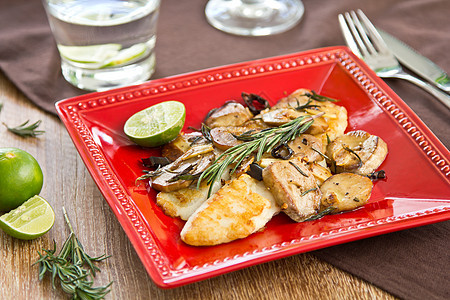 含蘑菇的格里德多里鱼迷迭香午餐食物白色红色健康饮食草本植物烹饪餐厅图片