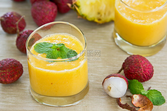 莱切 芒果和菠萝冰淇淋野餐薄荷果汁蔬菜热带水果派对绿色液体营养图片