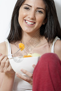 享受早餐的年轻女性水果女士小吃地面女孩厨房快乐图片