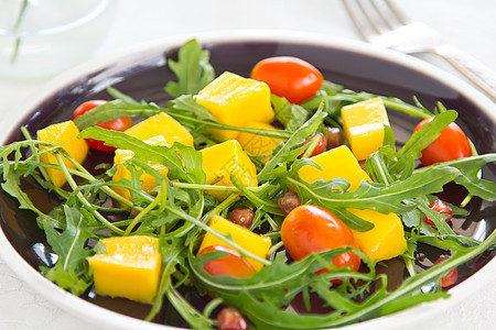 芒果 石榴和火箭沙拉午餐蔬菜橙子树叶食物红色美味水果营养黄色图片