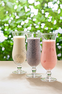 蓝莓 草莓和香蕉奶昔玻璃紫色液体热带饮料活力甜点食物酸奶蔗糖图片