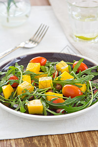 芒果 石榴和火箭沙拉健康蔬菜黄色营养绿色橙子午餐美味水果饮食图片