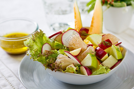 苹果 梅龙和葡萄果沙拉营养火箭蔬菜美味美食绿色红色萝卜敷料午餐图片