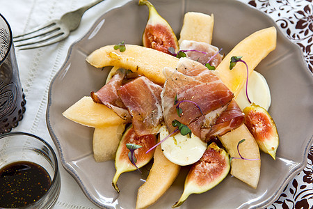 Fig Melon与Prosciutto和合著敷料沙拉蔬菜美食小吃火腿水果饮食美味营养图片
