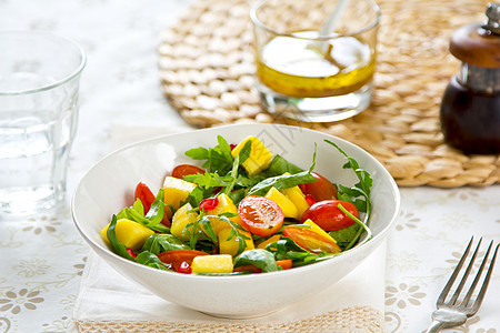 芒果 石榴和火箭沙拉红色美食健康蔬菜敷料美味营养绿色午餐黄色图片