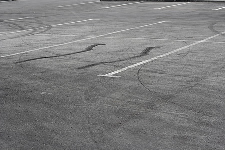 沥青上的刹车痕迹橡皮灰色地面驾驶街道车轮土地运输交通黑色图片