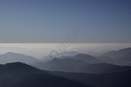 薄雾中的山岳全景山脉天空丘陵图片
