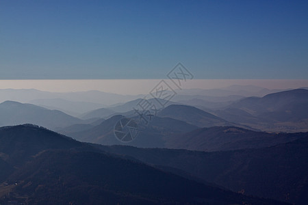 迷雾山薄雾全景山脉天空丘陵图片