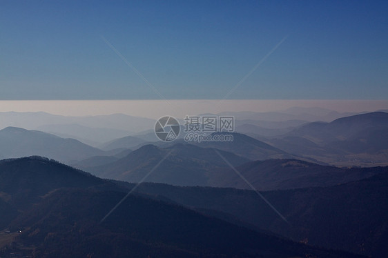 迷雾山薄雾全景山脉天空丘陵图片