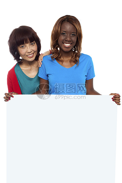 空白广告板背后的年轻种族朋友图片