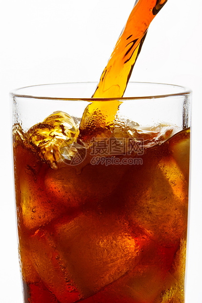Cola正倒在白底的玻璃杯中饮料苏打果汁液体白色玻璃可乐图片
