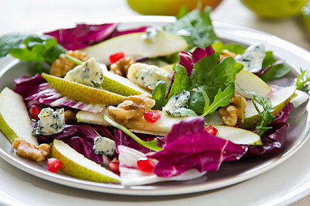 配蓝奶酪 胡桃和拉迪奇奥沙拉的梨子石榴蔬菜沙拉火箭美味树叶饮食健康营养核桃图片