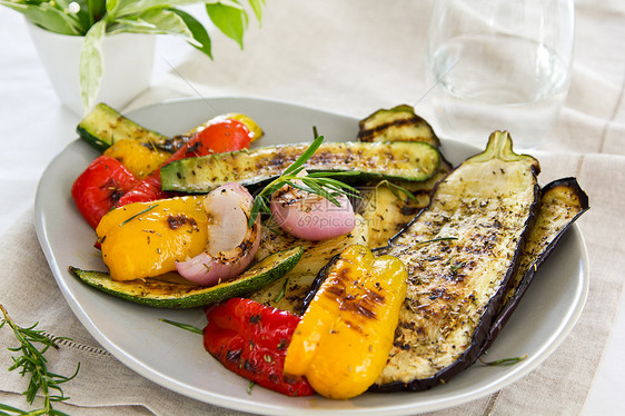 蔬菜沙拉灰色品种黄色洋葱叶子美味烧烤红色辣椒营养食物美食图片