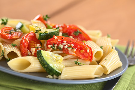 与Zucchini和番茄加面食水平食物草本植物盘子蔬菜午餐壁球香料百里香图片