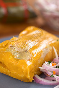 秘鲁Tamale玉米食物盘子沙拉洋葱早餐小吃图片