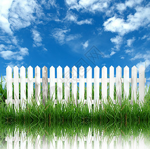 白栅栏和蓝天空木头绿色纠察反射地平线院子草地农场白色花园图片