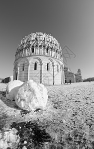 暴风雪过后在比萨的广场雕像柱子洗礼池建筑大理石假期旅行英语圆顶旅游图片