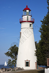 Marblehead 灯塔白色窗户蓝色建筑天空地标历史性旅行图片