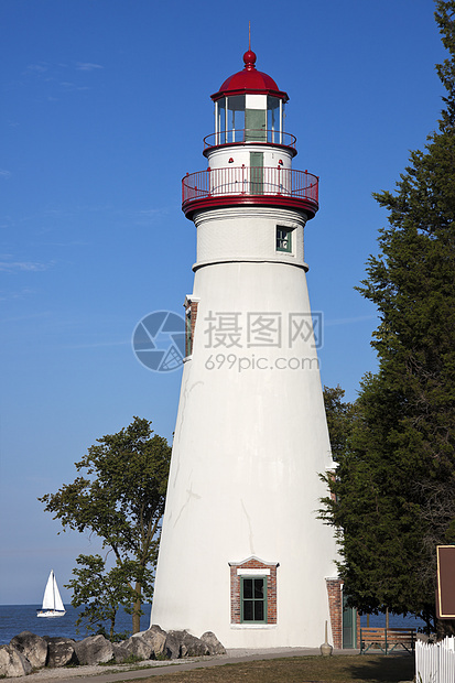 Marblehead 灯塔白色窗户蓝色建筑天空地标历史性旅行图片