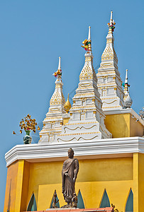 泰国宝塔艺术佛教徒历史天空金子奢华寺庙旅行雕像游客图片
