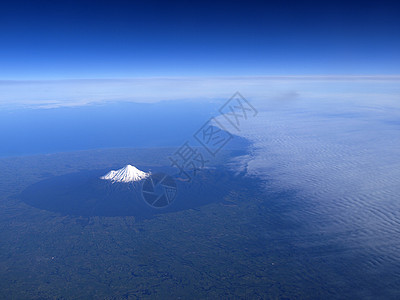 新西兰塔拉纳基山首脑蓝色天空地标火山空气顶峰图片