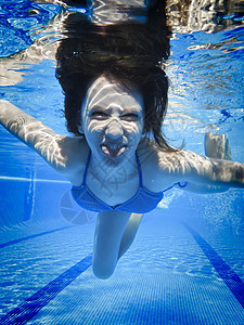 青少年在泳池水下游泳 脸色滑稽图片