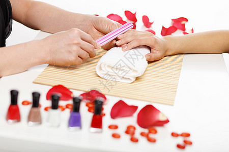 女人正在修指甲拇指女孩抛光毛巾身体皮肤治疗沙龙护理美容师图片