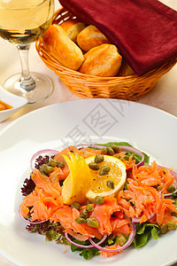 餐厅的鲑鱼沙拉小吃饮食熏制食物柠檬蔬菜美食树叶橙子盘子图片