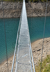 湖上阿尔卑斯山人行桥图片