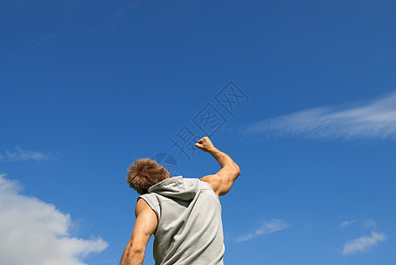 体育青年男子 他的手臂在欢乐中抬起图片