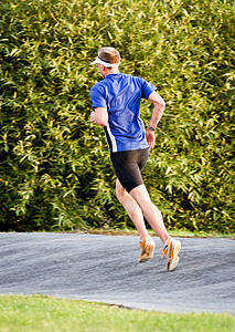 运行中运动员身体训练速度耐力赛跑者男性力量短跑跑步图片