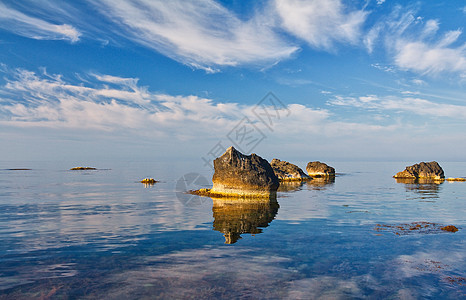 海洋景观天空阳光镜子白色蓝色天际石头黑色反射海景图片