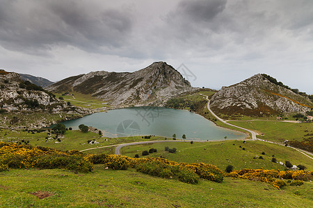 乙醇湖旅游风景爬坡森林反射顶峰场景烯醇假期草地图片