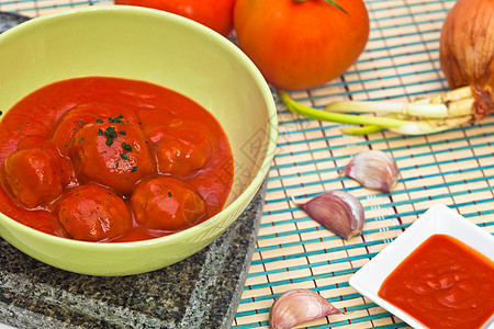 配番茄酱的肉丸美食草本植物美味红色棕色牛肉烹饪服务香菜食物图片