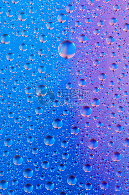 雨后窗口上的雨滴蓝色湿气水滴气泡圆圈天气珠子沉淀玻璃湿度图片