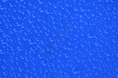 雨后窗口上的雨滴圆圈液体湿气玻璃蓝色天气湿度沉淀气候气象图片