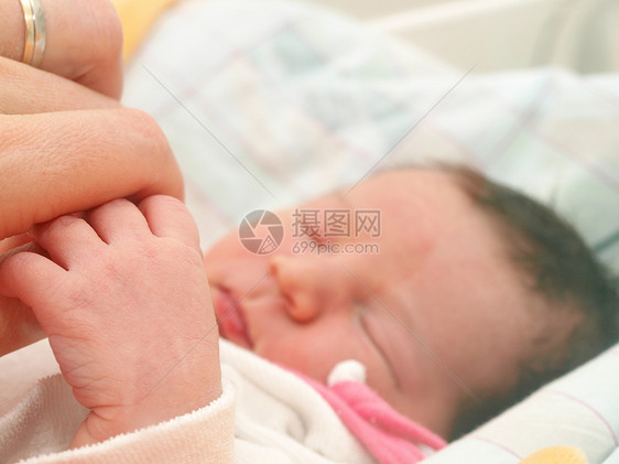 新生儿与父母之间的第一次接触图片