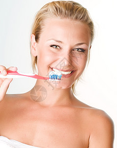 快乐的青年女子刷牙微笑牙齿刷子情绪女孩牙膏白色头发女性牙科图片