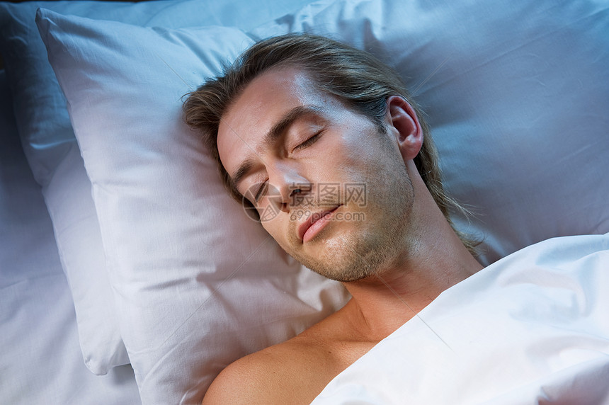 年轻男子在床上睡觉黑暗男性亚麻闲暇卧室毯子枕头衣服成人用品图片