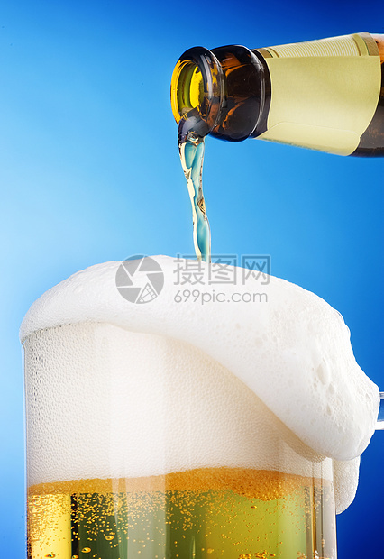 游啤酒草稿气泡酒吧宏观蓝色烧杯瓶装生活庆典液体图片