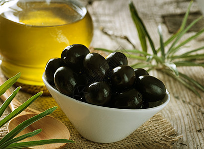 黑橄榄和维尔京橄榄油烹饪植物环境叶子水果瓶子玻璃芳香处女美食图片