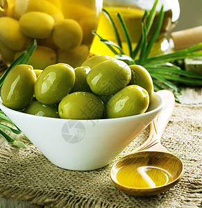 橄榄和橄榄油处女植物玻璃叶子勺子餐厅芳香环境水果美食图片