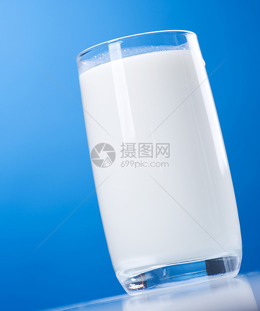 新鲜健康牛奶杯养分玻璃蓝色摄影乳糖午餐奶制品牛奶冷藏早餐图片