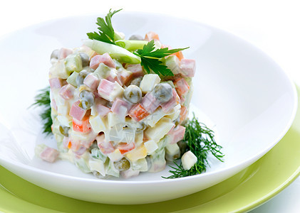 沙拉奥利维尔 俄罗斯传统沙拉 蔬菜沙拉营养盘子美食菜单香肠小吃土豆白色食物图片