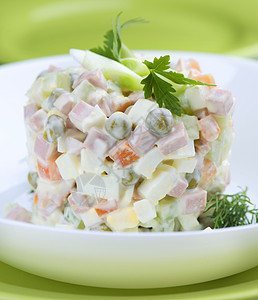沙拉奥利维尔 俄罗斯传统沙拉 蔬菜沙拉土豆小吃香肠菜单盘子食物营养美食白色图片