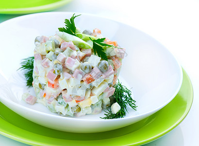 萨拉德奥利维尔 俄罗斯传统沙拉营养食物白色盘子美食蔬菜土豆菜单小吃香肠图片