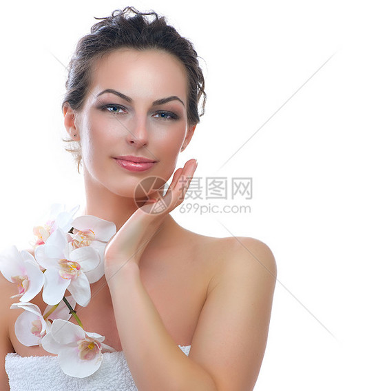 有着新鲜健康皮肤的美丽年轻女子 Spa女孩温泉润肤呵护女性情绪化妆品护理花朵中心图片