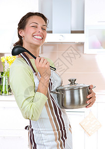 年轻妇女烹饪健康食品活力钢包营养牙齿快乐蔬菜女性食谱生活青菜图片