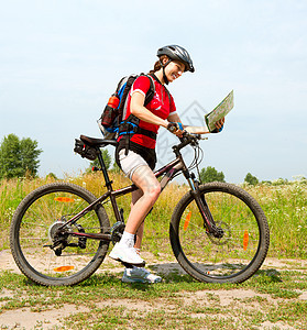 快乐的青年女子在外面骑自行车 健康生活方式娱乐乐趣微笑减肥喜悦运动装闲暇骑术成人头盔图片